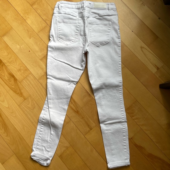 BNWOT Vero mods white jeans - Picture 2 of 3